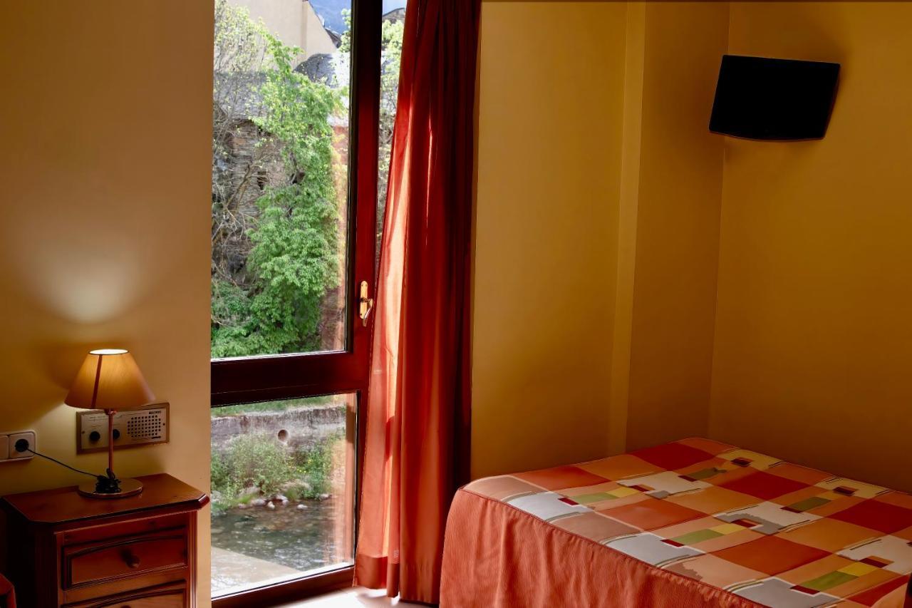Pensio La Creu Otel Esterri d'Àneu Dış mekan fotoğraf